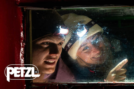 Oplaadbare hoofdlamp of batterijen – wat is handiger voor onderweg?